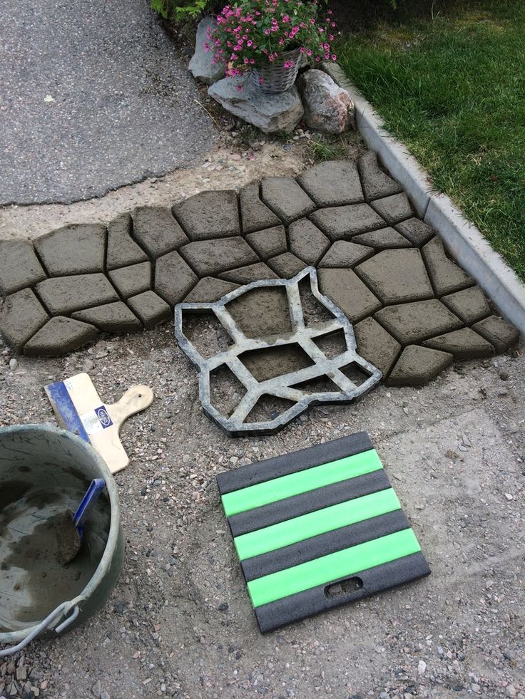 How to use paving molds for garden paths